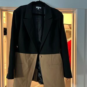 NWT two tone blazer with open side slits for belt.